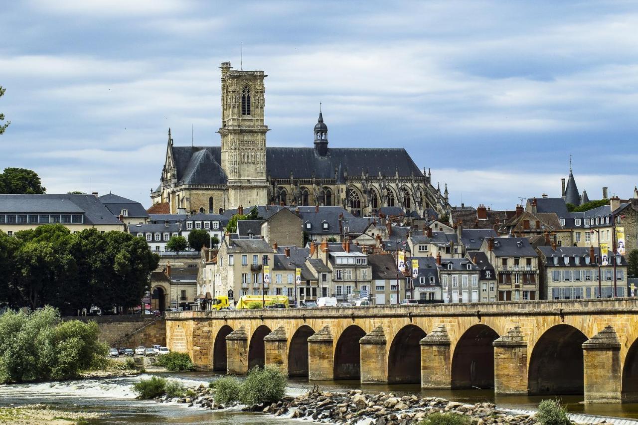 Sejour Tout Confort En Plein Coeur De Nevers, Studios Galet-Carbone Ou Terra Cotta Exterior foto